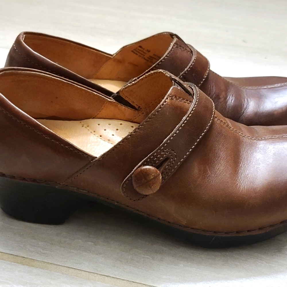 Dansko sz 38 brown leather clogs